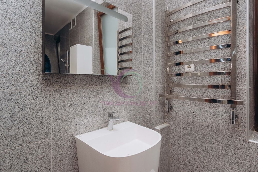 Здається в оренду будинок на 3 поверхи по вул. Достоєвського