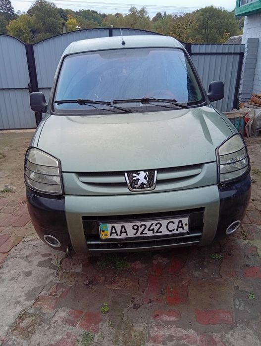 Продам авто Пежо Партнер бензин 1 4 не бита в идеальном состоянии