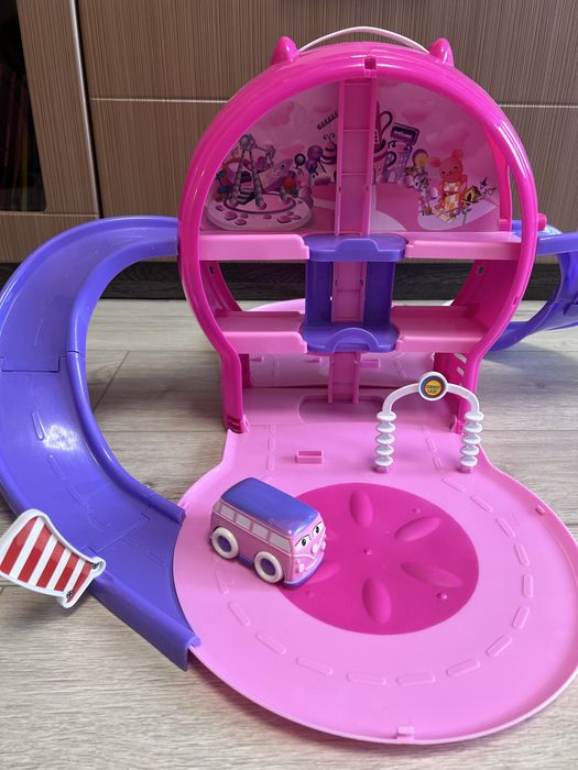 Яскравий трек для дівчинки з автомобілем і автобусом