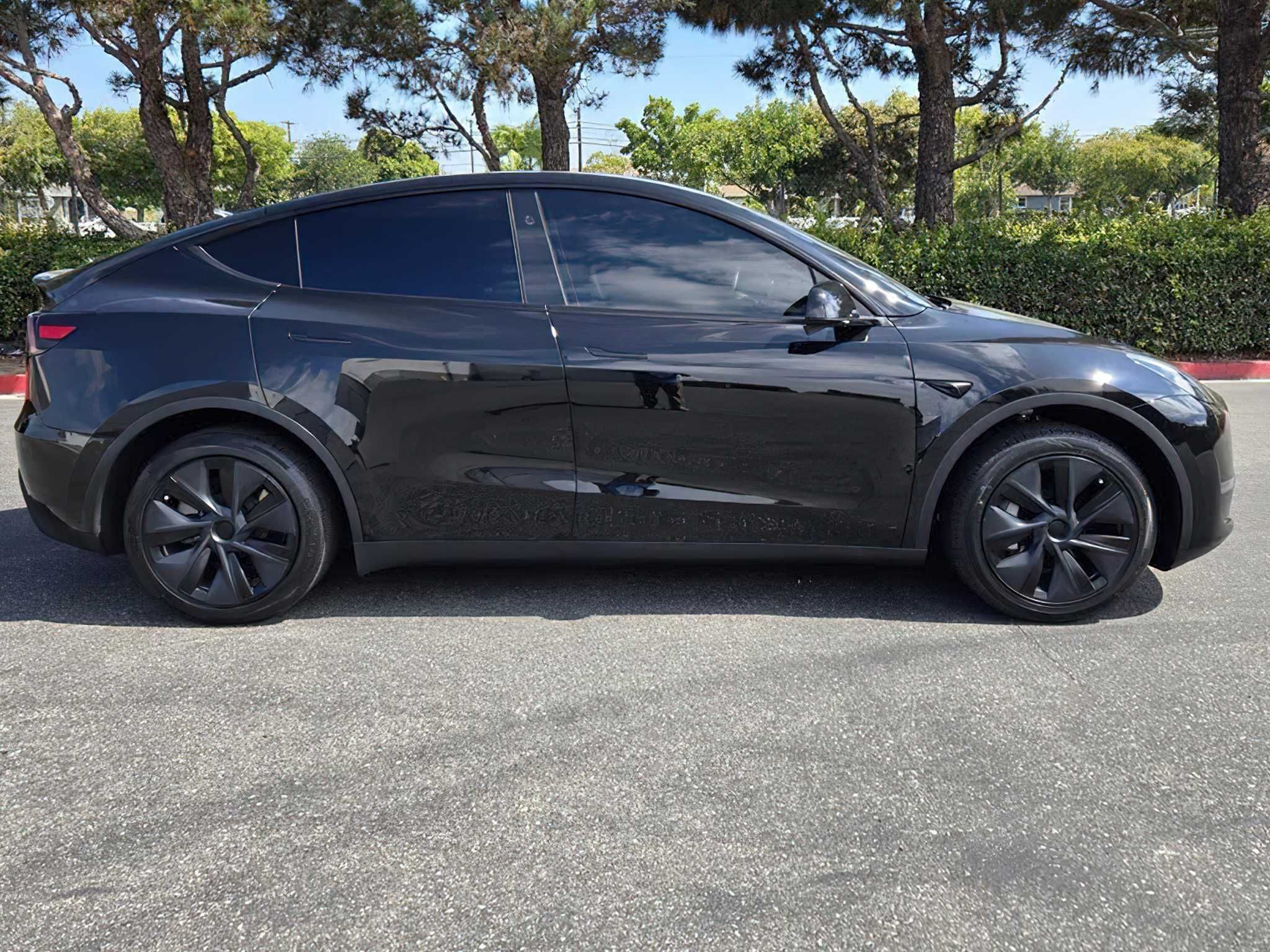 Tesla Model Y Long Range      2025