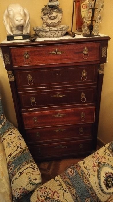 Móvel com gavetas e uma porta a imitar 2 gavetas