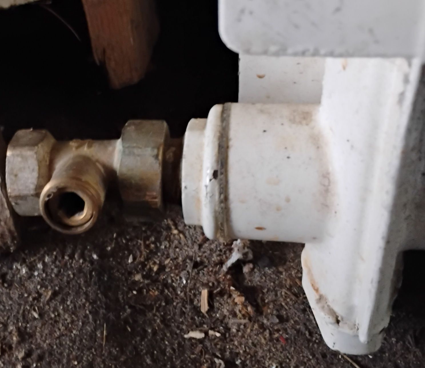 Grzejnik aluminiowy 4 żeberka z zaworami i odpowietrznikiem