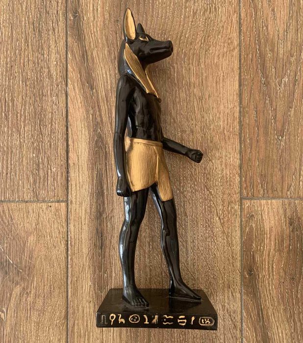 Figurka egipskiego boga Anubisa – dekoracja jak nowa