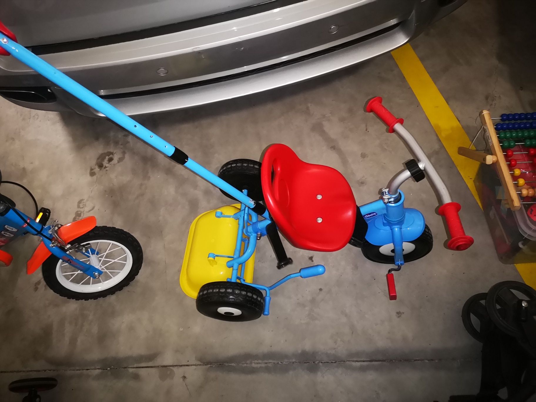 Trotinete, triciclo e carrinho de criança