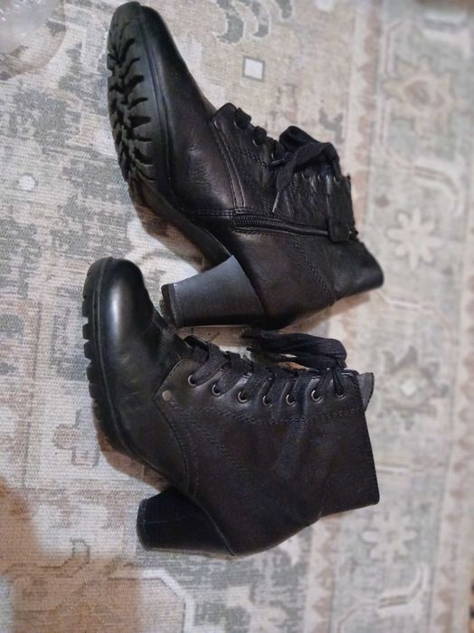 Віддам жіноче осіннє взуття