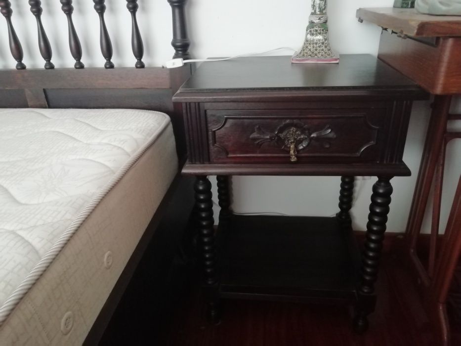 Quarto de Casal Clássico em Mogno – Estado Impecável