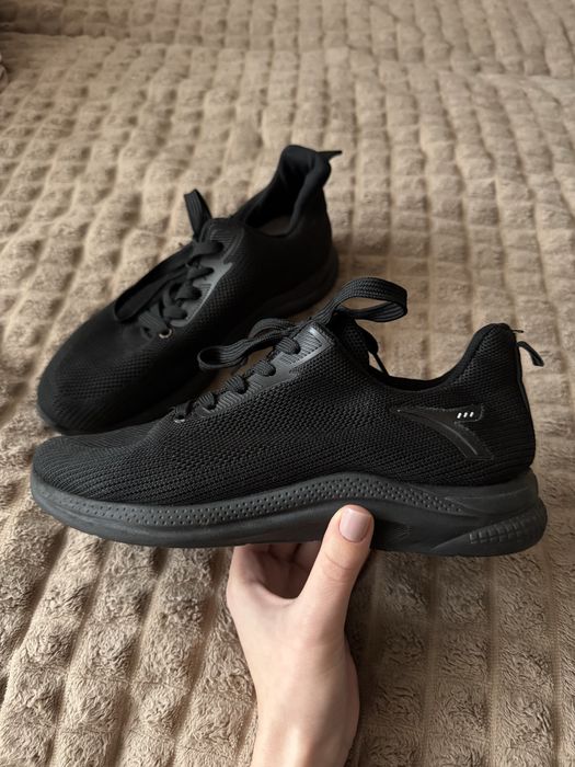 Кросівки чорні жіночі