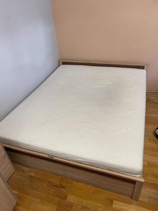 Łóżko z materacem