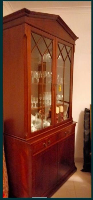 Móveis em madeira maciça; louceiro estilo inglês