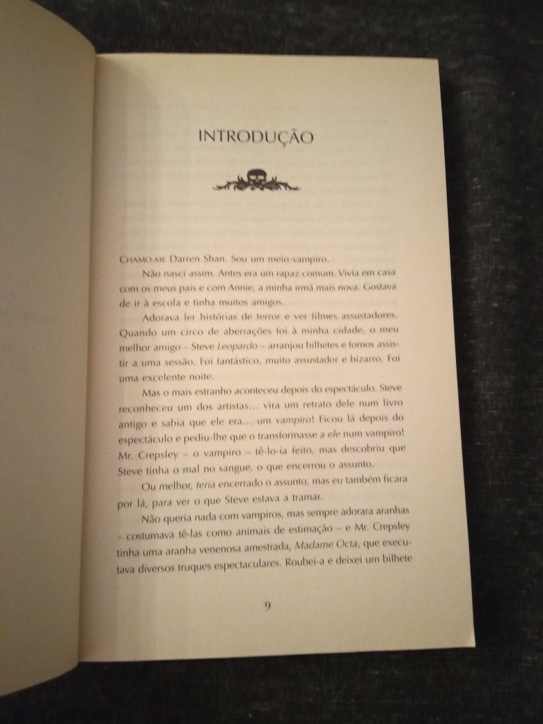 Livro de Terror "Cirque du Freak" Novo