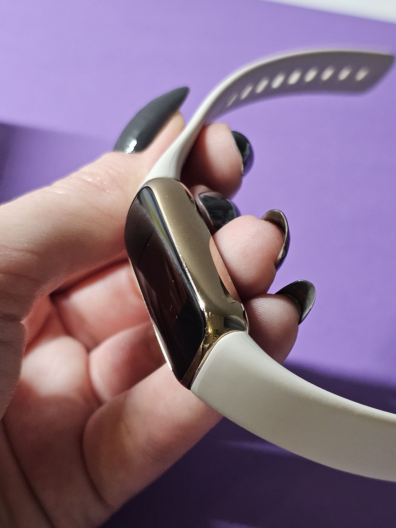 Fitbit Luxe Lunar White - найелегантніший фітнес-браслет