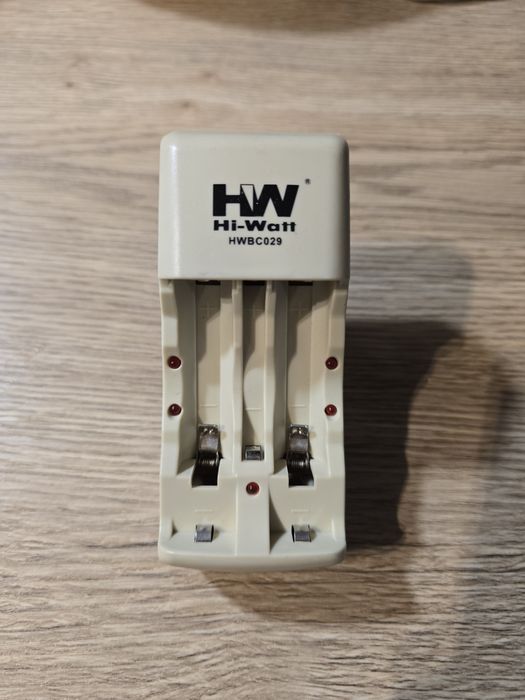 Зарядний пристрій для акумуляторів Hi-Watt HWBC029