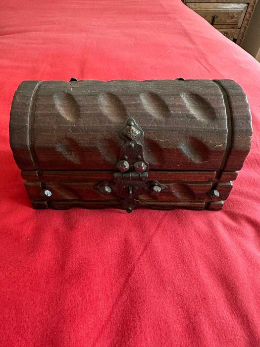 Baú em madeira de mesa