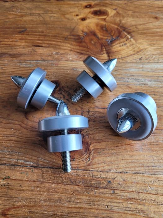 Kolce głośnikowe  szpilki do standy podstawki srendy