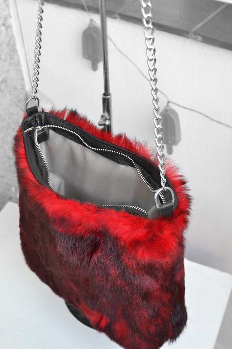 Czerwona torba futrzana