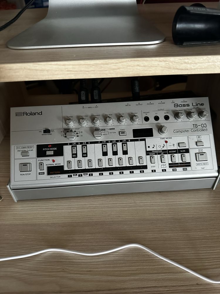 Бас синтезатор Roland TB-03