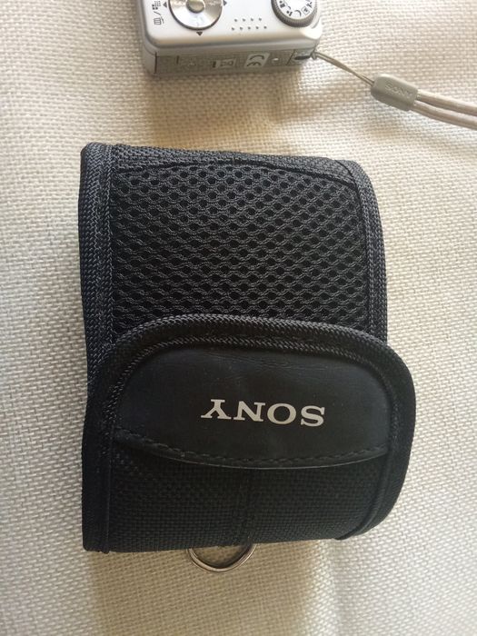 Máquina digital da Sony, carregador e leitor de cartões