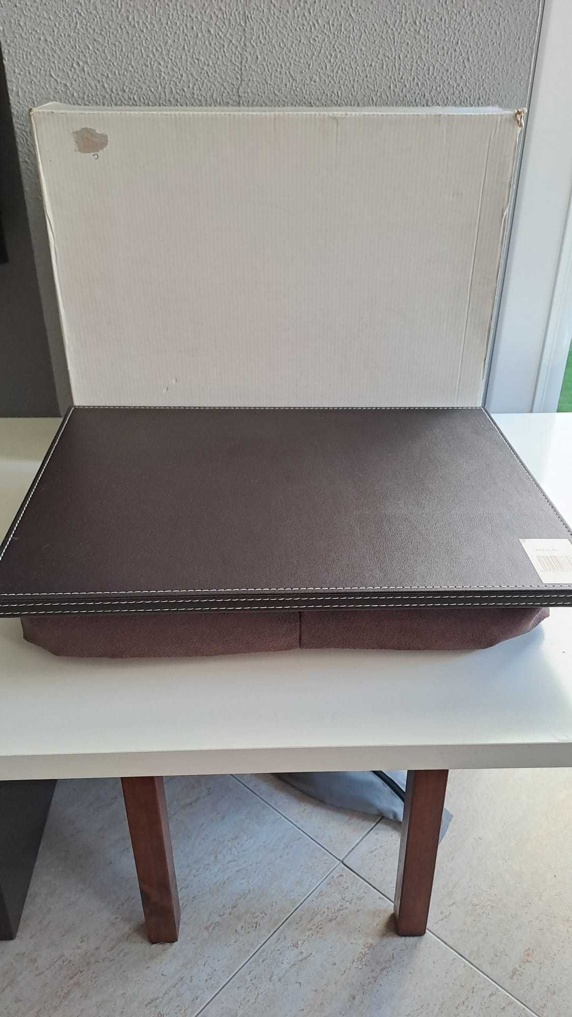 Tabuleiro almofadado castanho