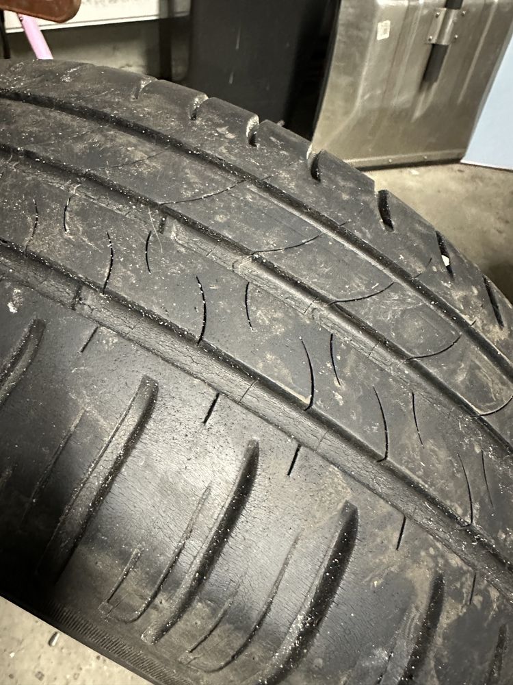 Sprzedam 4 opony 215/60 R16 H95