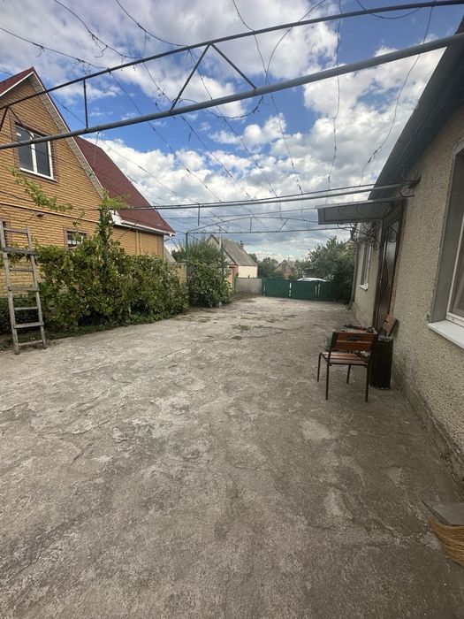 Здається Флігель з усіма зручностями. Комунальні входять в плату