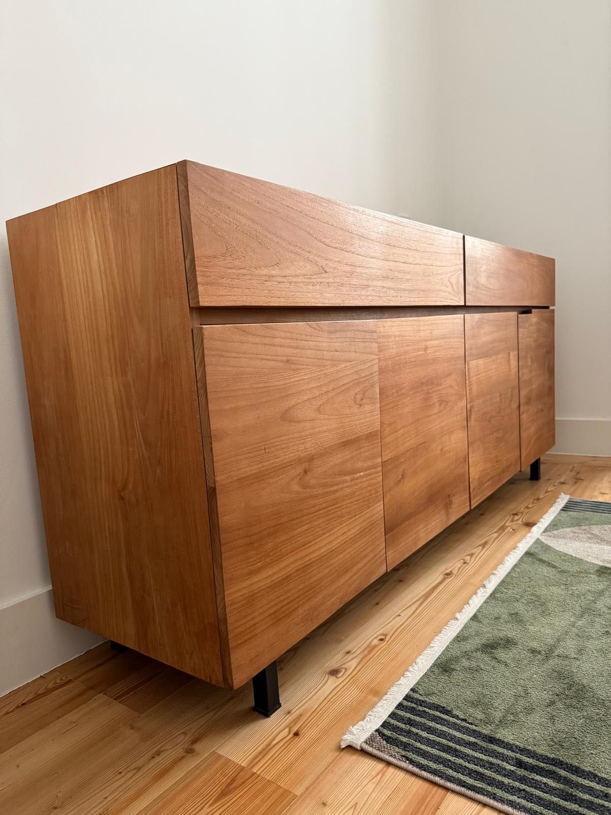Aparador/Buffet em Carvalho - Design Moderno