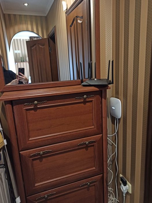 Дзеркало з дерев'яною шафою ля взуття