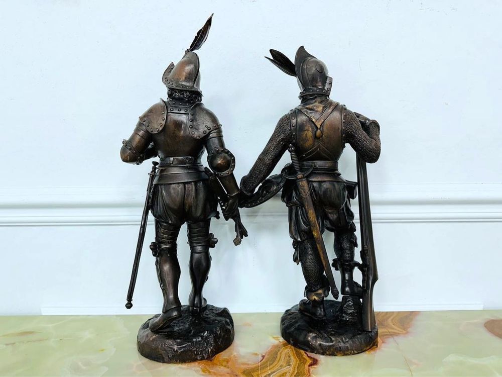 Пара антикварних скульптур Воїни