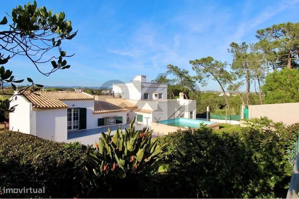 "O Refúgio dos Seus Sonhos à Beira da Lagoa"