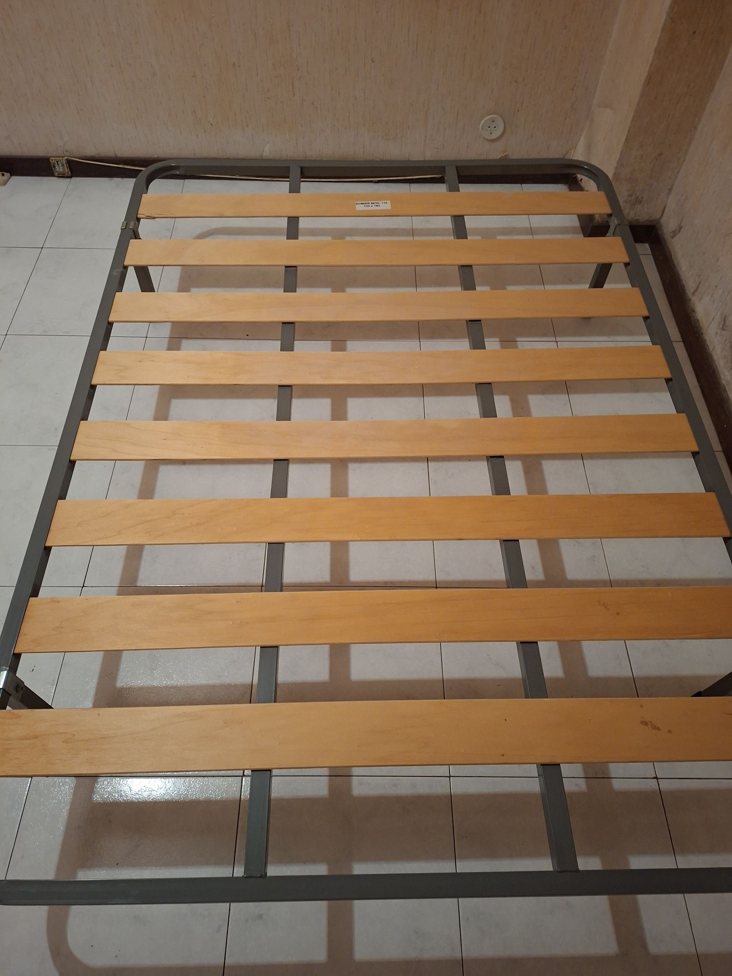 Estrado de cama com pes