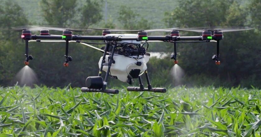 Wukonuje Rolnictwo nowość  OPRYSK, NA Z DRONA