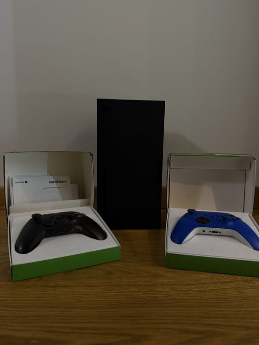Xbox series X 1tb + 2 pady