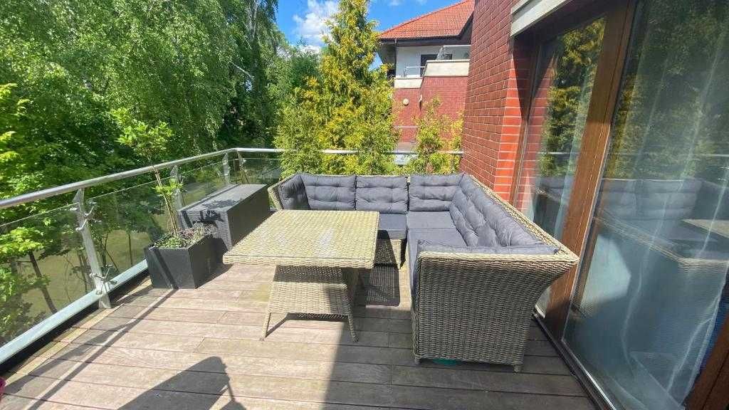 Apartament nad jeziorem z TARASEM i miejscem parkingowym