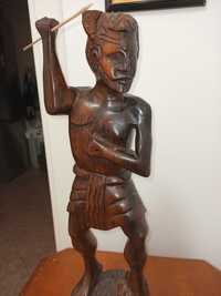 Sprzedam rzeźbę afrykanskiego wojownika .