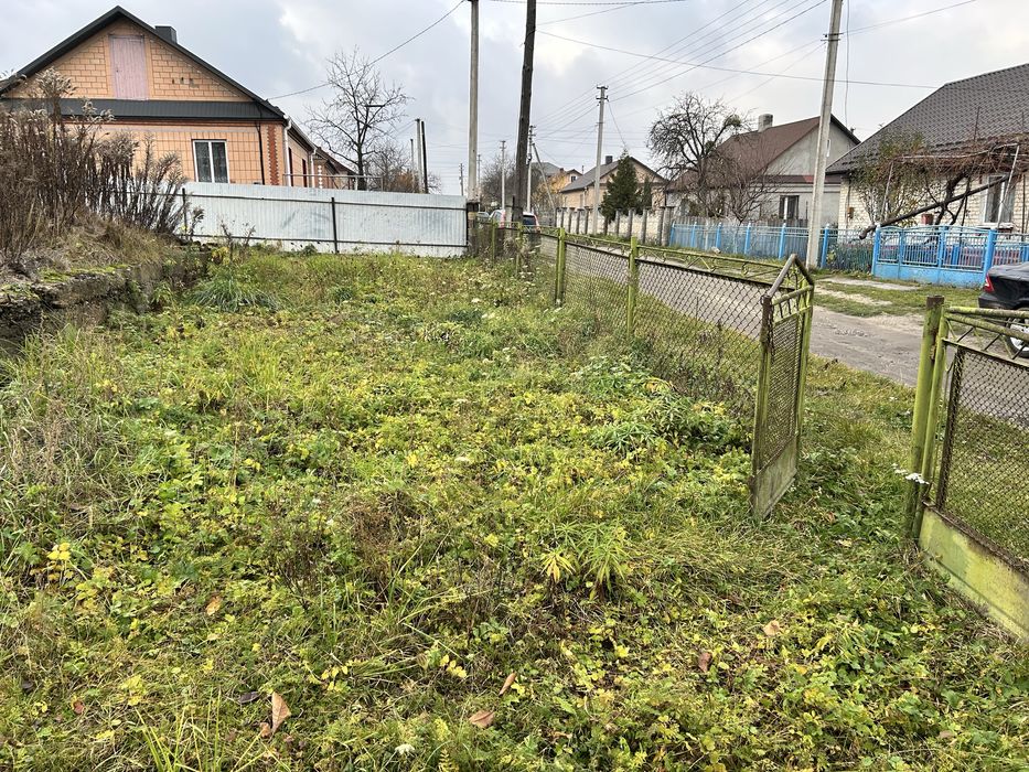 Земельна ділянка під забудову з невеликим будинком