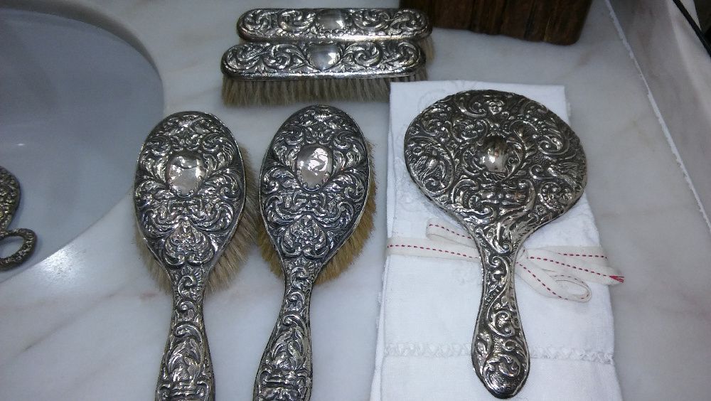 Conjunto em prata de espelho e escovas