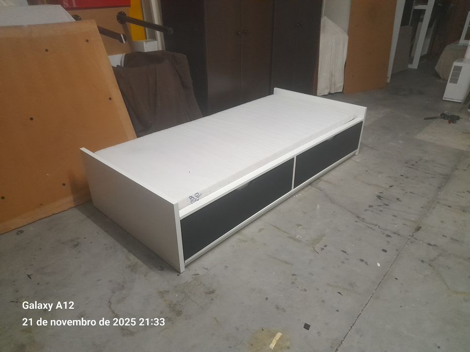 Cama solteiro Ikea com 2 gavetoes e colchão
