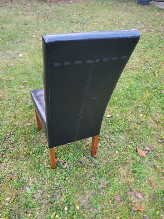 Krzesła tapicerowane ekoskórą.