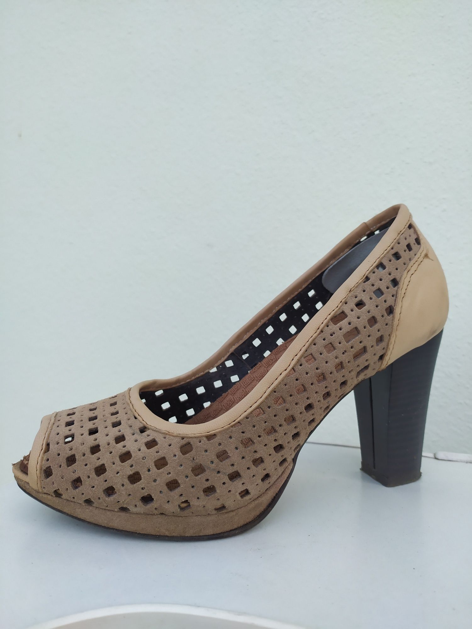 Sapatos salto alto em pele