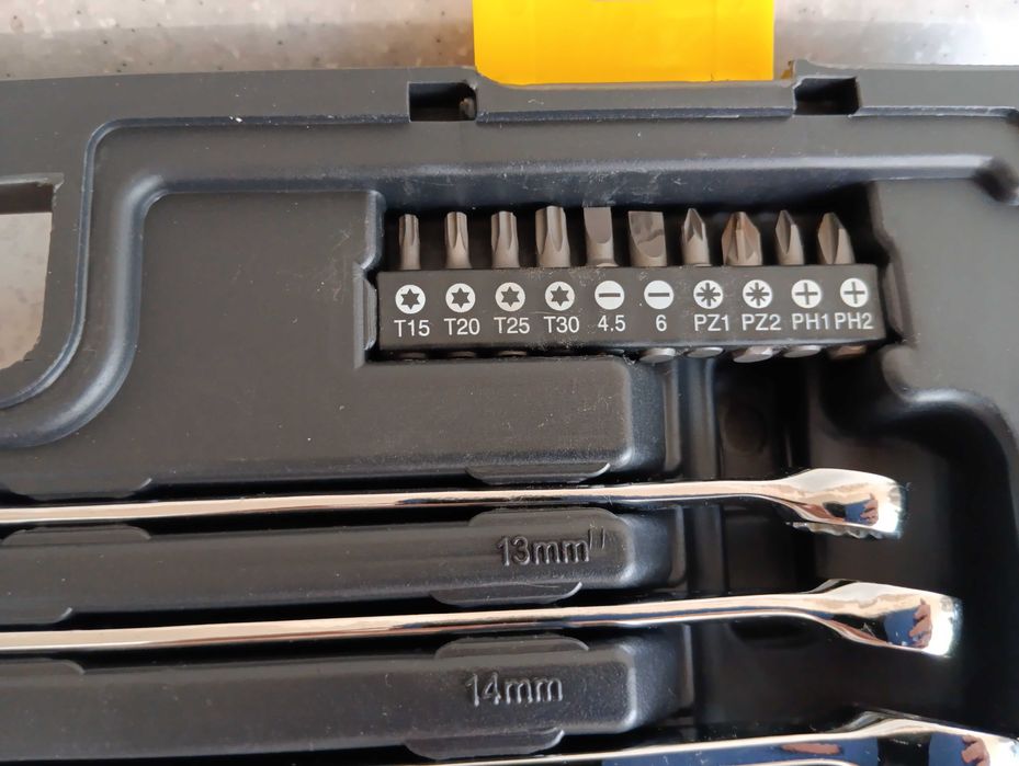 АВТОМОБИЛЬНЫЙ набор ключей и головок STANLEY в чемодане . 68 единиц .