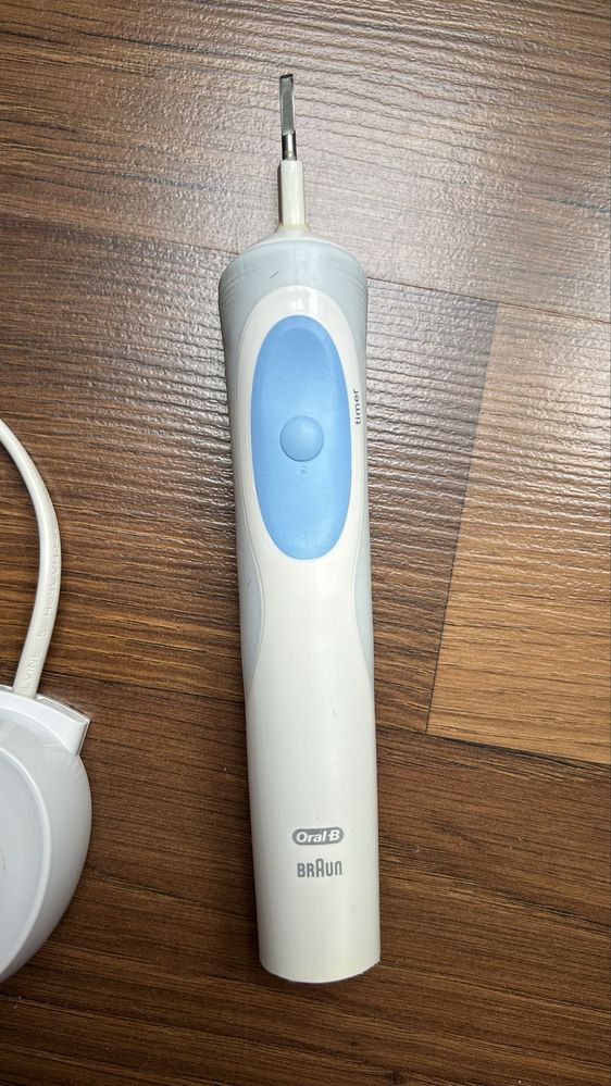 Szczoteczka elektryczna + ładowarka Braun Oral-B