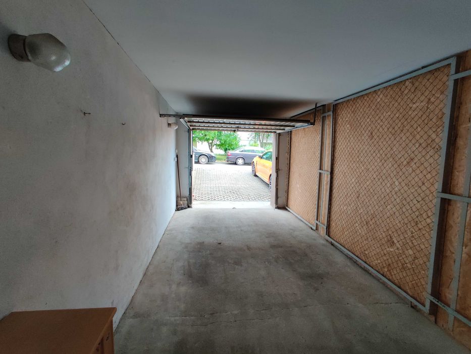 Garaż w bryle bloku – Romanowska 55B – zaparkuj także przed garażem