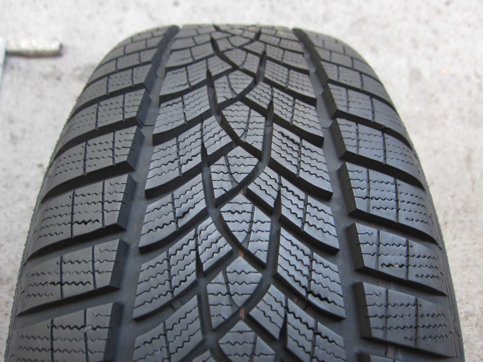 2x Goodyear Ultra Grip Performance Gen-I  195/50r16  8,3mm