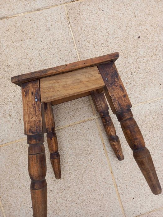 Antiga banqueta ou mocho de lareira