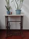 Mesa de costura pés oliva e tampo mármore