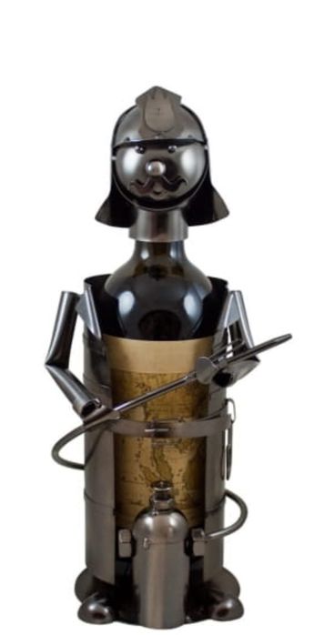 Metalowy stojak na butelkę.