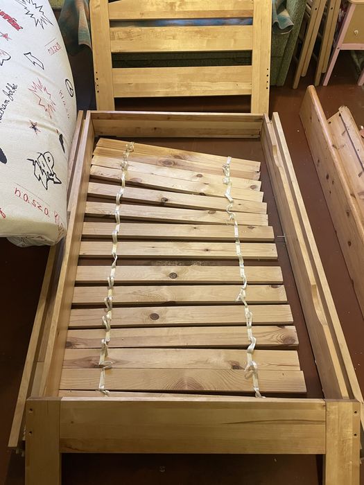 Łóżko dla dziecka z materacem