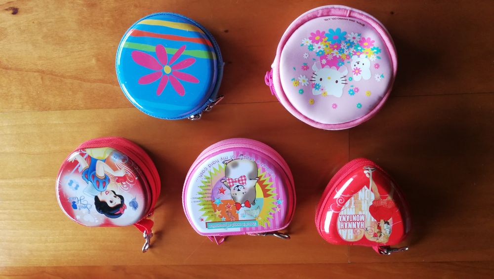 Várias malas e porta moedas Hello Kitty e outros