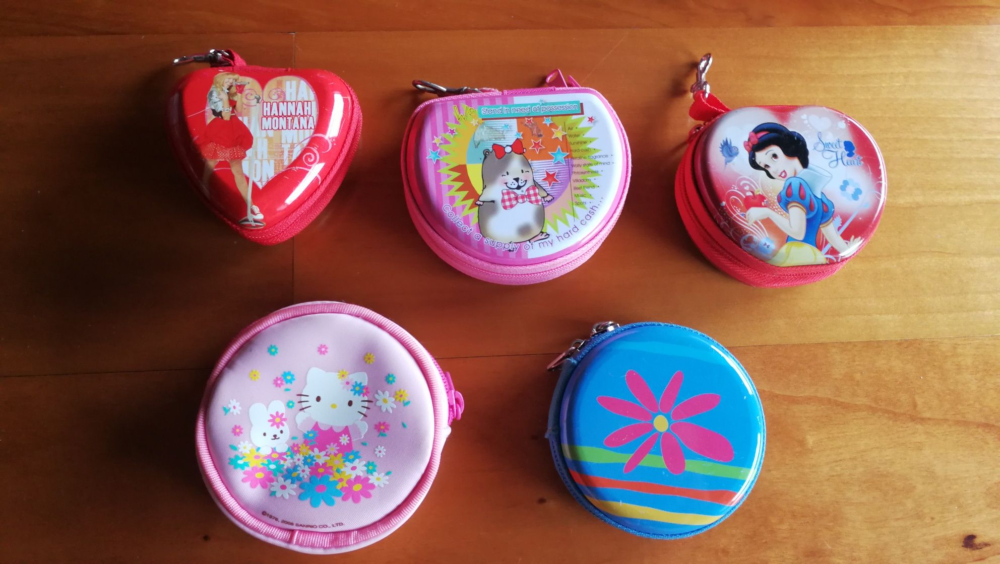 Várias malas e porta moedas Hello Kitty e outros