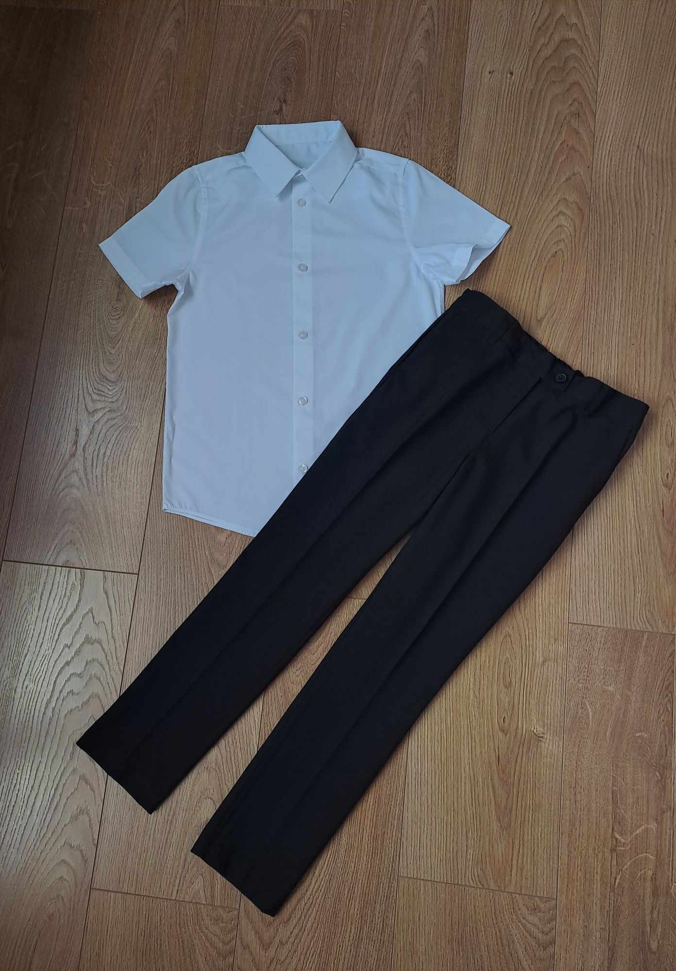 Костюм/чёрные брюки/белая рубашка с коротким рукавом