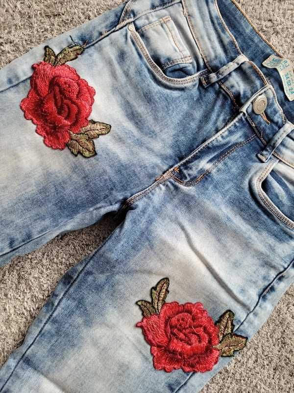 Jeansowe rurki z naszywkami róże 34